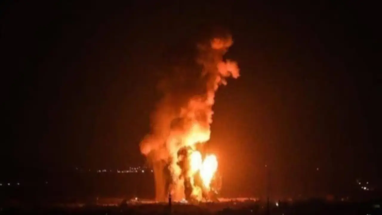 Serangan udara Israel di Suriah menewaskan sedikitnya 42 orang termasuk enam militan Hizbullah, 29 Maret 2024. (Observatorium Suriah untuk Hak Asasi Manusia)