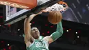 Pebasket Boston Celtics, Jayson Tatum, melakukan dunk saat melawan Atlanta Hawks pada laga NBA di Philips Arena, Atlanta, Senin (6/11/2017). Hawks kalah 107-110 dari Celtics. (AP/John Bazemore