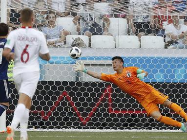 Kiper Jepang, Eiji Kawashima mengamankan gawangnya saat melawan Polandia pada laga terakhir grup H di Volgograd Arena, Volgograd, Rusia (28/6/2018). Jepang kalah 0-1 dari Polandia. (AP/Eugene Hoshiko)
