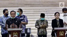 Ketua DPR Puan Maharani bersama Ketua BPK RI Agung Firman Sampurna memberikan keterangan pers usai menggelar pertemuan di kompleks Parlemen, Jakarta, Selasa (30/6/2020). DPR meminta BPK untuk mengawasi pengelolaan anggaran pemerintah untuk penanganan Covid-19. (Liputan6.com/Johan Tallo)