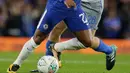 Pemain Chelsea, Willian berebut bola dengan pemain Everton, Tom Davies pada babak keempat Piala Liga Inggris di Stamford Bridge, Kamis (26/10). The Blues menang tipis 2-1 untuk memastikan tiket perempatfinal. (AP/Alastair Grant)