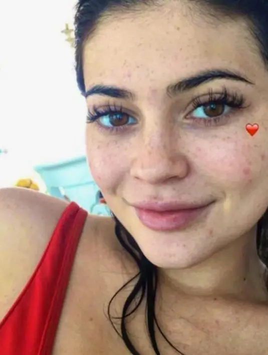 Usai berenang, Kylie Jenner memamerkan wajah natural dan membagikannya lewat akun Snapchatnya nih! (Snapchat/KylieJenner)