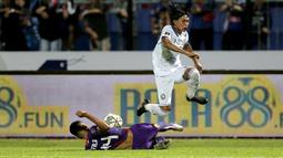 Pemain Persik Kediri, Mohammad Rifaldi (kiri) berebut bola dengan pemain Arema FC, Johan Ahmat Farizi dalam lanjutan pertandingan babak penyisihan Grup D Piala Presiden 2022 antara Persik Kediri menghadapi Arema FC di Stadion Kanjuruhan, Malang, Jawa Timur, Rabu (15/6/2022). (Bola.com/Arief Bagus)