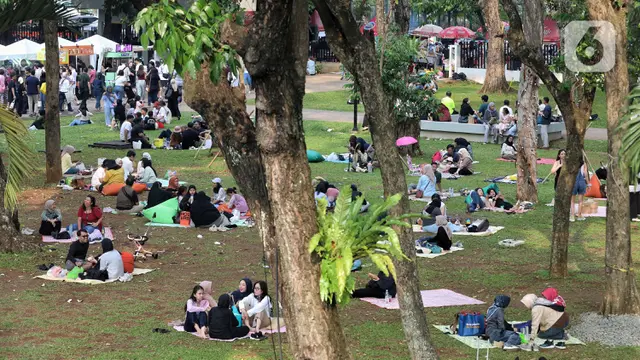 Habiskan Waktu Libur Panjang Tahun Baru Islam, Warga Berpiknik di Taman Lapangan Banteng