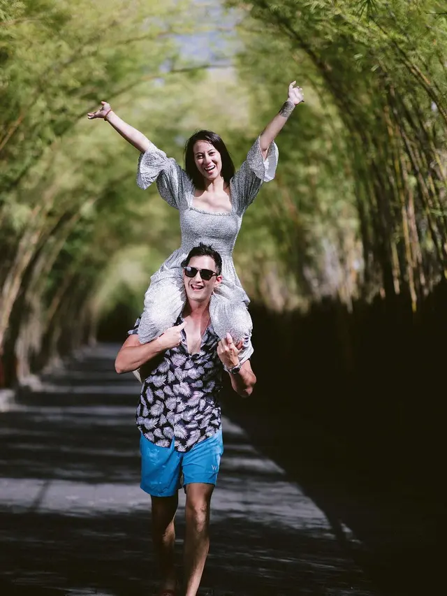 11 Potret Kompak dan Fashionable Mike Lewis bersama Calon Istri