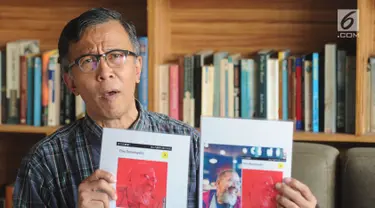 Fotografer Aryono Huboyo Djati menunjukkan karya fotonya yang dimuat media online tanpa seizinnya  saat konpers di Reading Room, Kemang, Jakarta, Kamis (9/8). Aryono dikenal juga sebagai pencipta lagu Burung Camar. (Merdeka.com/Arie Basuki)