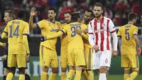 Para pemain Juventus merayakan gol yang dicetak oleh Federico Bernardeschi ke gawang Olympiakos pada laga Liga Champions di Stadion Georgios Karaiskakis, Rabu (6/12/2017). Juventus menang 2-0 atas Olympiakos. (AP/Petros Giannakouris)