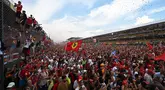 Suporter tim Ferrari atau Tifosi memenuhi Sirkuit Monza saat parade podium Formula 1 GP Italia 2024, Minggu (1/9/2024) waktu setempat. (AFP/Andrej Isakovic)