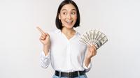 ilustrasi wanita dan uang (source: freepik.com/benzoix)