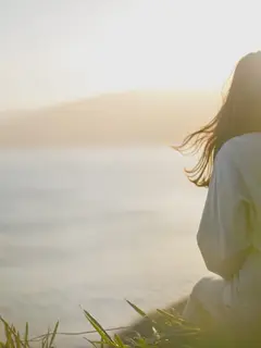 Ilustrasi sedih, kecewa, patah hati, putus cinta. (Photo by Artem Kovalev on Unsplash)