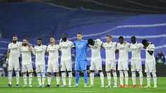 Sejumlah pemain Real Madrid memberikan penghormatan terakhir untuk para korban tragedi Kanjuruhan dengan melakukan minute of silence atau mengheningkan cipta dalam laga pekan ketujuh La Liga Spanyol, Senin (3/10/2022). (AFP/Javier Soriano)