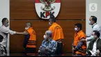 Tiga tersangka suap terkait pengadaan barang dan jasa di Kabupaten Hulu Sungai Utara Kalimantan Selatan tahun 2021-2022 usai menjalani rilis penahanan di Gedung KPK Jakarta, Kamis (16/9/2021). Ketiganya terkena OTT KPK berikut barang bukti uang Rp 345 juta. (Liputan6.com/Hemi Fithriansyah)