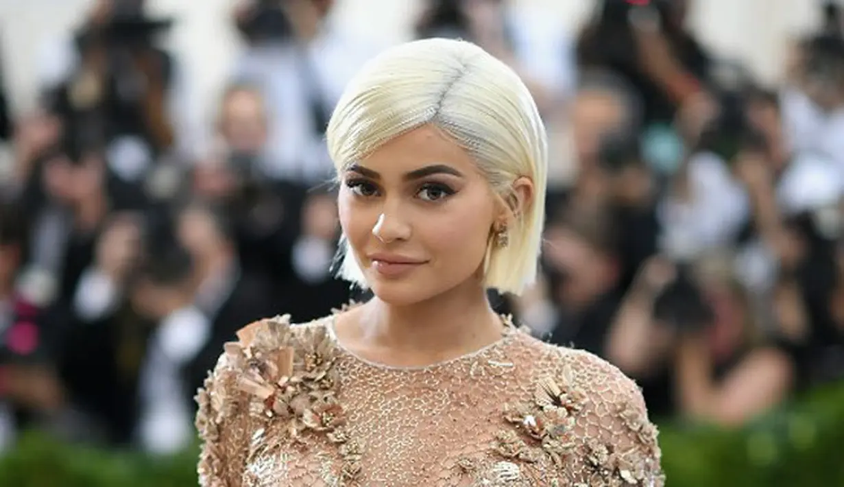 Meskipun sering bersama, namun saat menghadiri Met Gala 2017 pada 1 Mei 2017 lalu Kylie Jenner tampak seorang diri. Tidak terlihat Travis Scott hadir di acara itu bersama sang kekasih. (AFP/DIMITRIOS KAMBOURIS / GETTY IMAGES NORTH AMERICA)