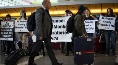 Sejumlah aktivis People for the Ethical Treatment of Animals (PETA) berunjuk rasa di Bandara Internasional Los Angeles, California (28/4/2014). (REUTERS/Mario Anzuoni)