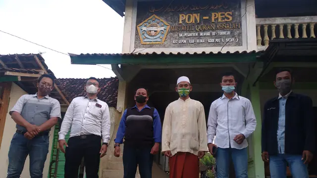 Akhmad Agus Imam Sobirin saat ditemui sejumlah kuasa hukumnya di Desa Turirejo, Kecamatan Jepon, Kabupaten Blora. (Liputan6.com/Ahmad Adirin)