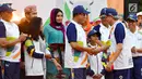 Gubernur DKI Jakarta, Anies Baswedan bersalaman dengan legenda bulutangkis Rudi Hartono usai Api Obor Asian Games 2018 tiba di Balai Kota, Jakarta, Rabu (15/8). (Liputan6.com/Fery Pradolo)