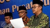 Sekretaris Umum PP Muhammadiyah, Abdul Mu’ti (kanan) membacakan pernyataan sikap PP Muhammadiyah terhadap Pilkada Serentak 15 Februari di Jakarta, Senin (13/2). Ada tujuh butir pernyataan sikap PP Muhammadiyah. (Liputan6.com/Helmi Fithriansyah)
