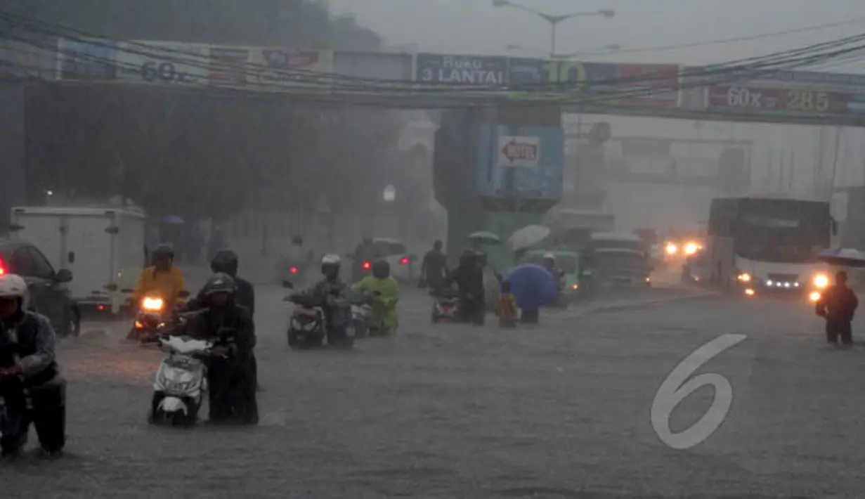 Sejumlah kendaraan mogok akibat nekat menerobos banjir yang menggenangi jalan Gunung Sahari, Jakarta, Senin (9/2/2015).  (Liputan6.com/Faizal Fanani)