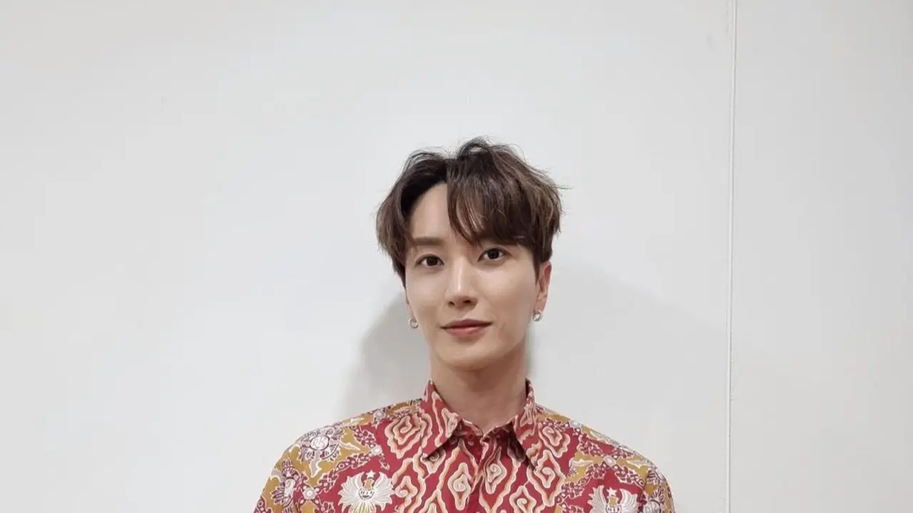 6 Potret Leeteuk dan Yesung Super Junior Pakai Batik Rancangan Ridwan Kamil, Curi Perhatian