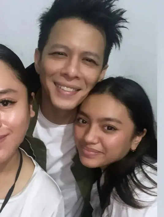 Ariel NOAH ditemani oleh Alleia saat manggung. Alleia dengan setianya berada di backstage. Saat belum naik di atas panggung, Ariel meluangkan waktu untuk bersama dengan Alleia Anata Irham. (Liputan6.com/IG/alleiaa_anata)