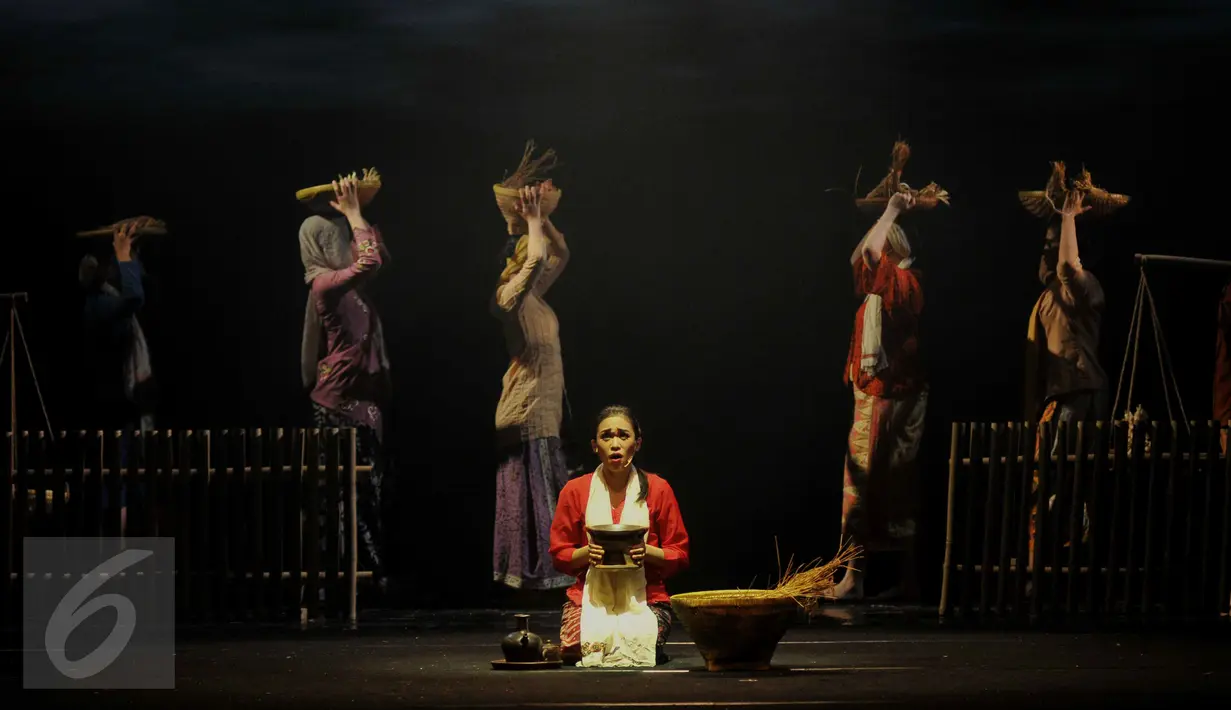 Finalis Abang None Jakarta beraksi dalam pertunjukan sandiwara Betawi berjudul ‘JAWARA! Langgam Hati Dari Marunda’ di Gedung Kesenian Jakarta, Jumat (23/10). Teater tentang silat betawi ini digelar pada 24-25 Oktober 2015. (Liputan6.com/Gempur M Surya)