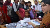 Sebanyak 23.160 siswa SMP Bengkulu pemegang Kartu Indonesia Pintar mulai menerima buku tabungan untuk pencairan tunjangan dana pendidikan (Liputan6.com/Yuliardi Hardjo)