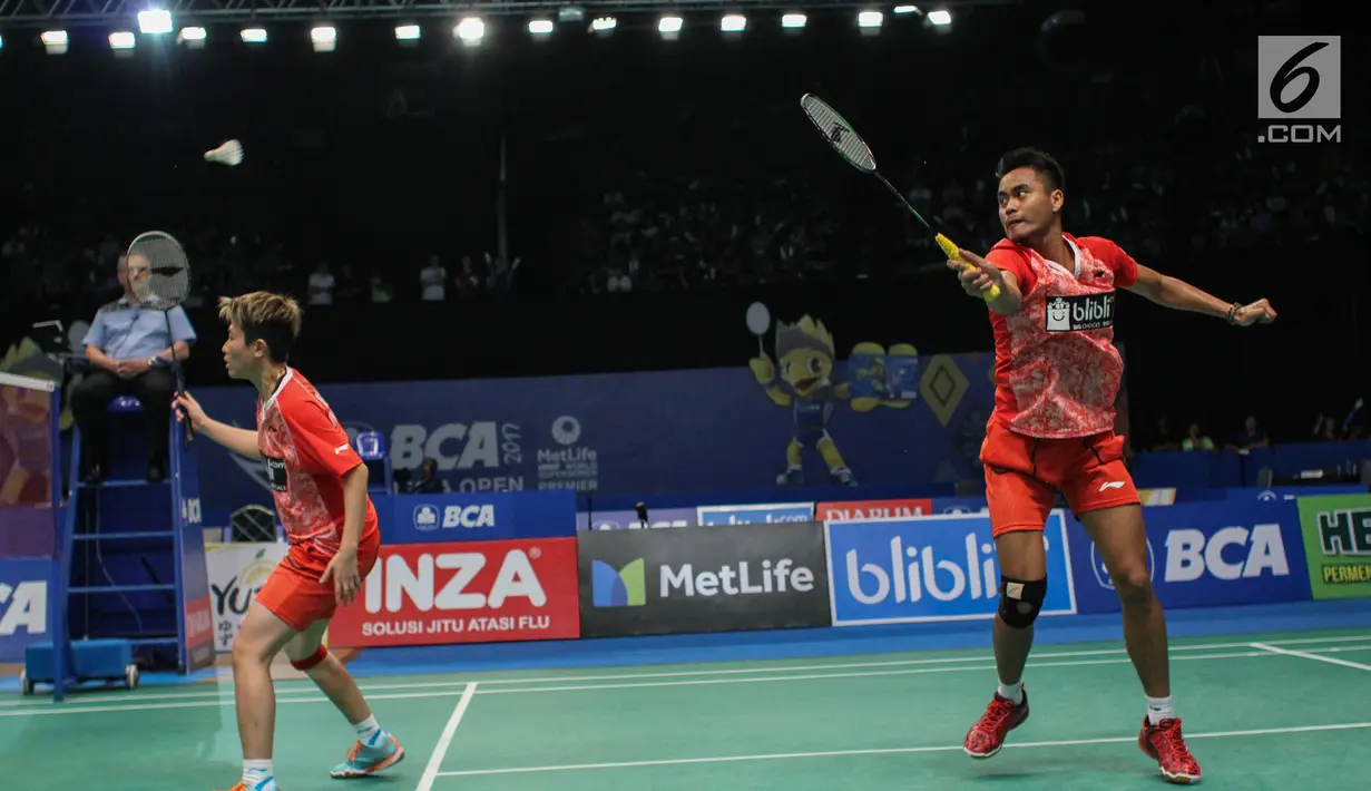 Ganda Campuran Indonesia, Tontowi Ahmad berusaha memukul kok saat laga melawan Tan Kian Meng/Lai Pei Jing (Malaysia) di perempat final Indonesia Open 2017 di Jakarta, Jumat (16/6). Tontowi/Liliyana menang 21-18 21-16. (Liputan6.com/Faizal Fanani)