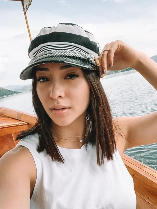 Saat tamasya di outdoor, Nikita Willy menggunakan topi sailor cap dengan nuansa monokrom. Perpaduan sailor cap dan busana tanpa lengan membuat gaya pelantun lagu 'Ku Tetap Menanti' ini lebih modis dan stylish. (Liputan6.com/IG/@nikitawillyofficial94)