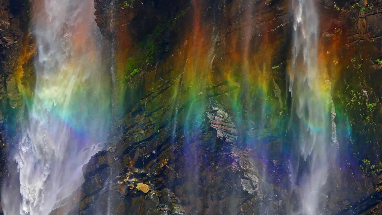Air Terjun Pelangi di India Ini Begitu Menakjubkan. Penasaran?