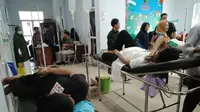 Pegawai Diklat Sulawesi Tenggara keracunan soto ayam di kantor, sekitar 50 orang dilarikan ke puskesmas.