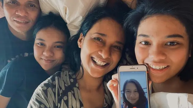 [Fimela] Keluarga Shahnaz Haque dan Gilang Ramadhan