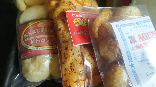 Nampak tiga produk olahan kerupuk dari bahan dasar kulit yang dihasilkan pengrajin industri kerajinan kulit Sukaregang, Garut, Jawa Barat.
