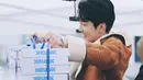 Saat acara fan signing di Sinchon, para penggemar WINNER rela hujan-hujanan demi acara tersebut. Namun siapa yang menyangka jika Lee Seung Hoon membawakan pizza untuk para penggemarnya. (Foto: kpopmap.com)