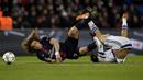 Pemain PSG, David Luiz (kiri) berebut bola dengan pemain Chelsea, Diego Costa pada leg pertama babak 16 Liga Champions, di Parc des Princes, Paris, Rabu (17/2/2016) dini hari WIB. (AFP / Franck Fife)