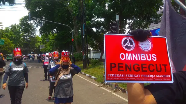 Buruh dari Serikat Pekerja Mandiri (SPM) Hotel Restoran Jawa Barat berunjuk rasa menolak UU Cipta Kerja di depan Kantor Gubernur Jawa Barat. (Arie Nugraha/Liputan6.com)