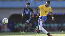 2. Gabriel Barbosa, Presiden Santos, Modesto Roma, mengaku jika bintang mudanya ini ditawar oleh MU. Menurut Goal, selain Setan Merah, sejumlah klub Liga Inggris seperti Chelsea dan Leicester juga berniat mendatangkannya. (Reuters/Ueslei Marcelino)