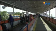 Banyaknya jumlah calon penumpang yang tidak seimbang dengan jumlah kapal yang bersandar, menyebabkan penumpukan di sepanjang jalur menuju pintu masuk kapal.