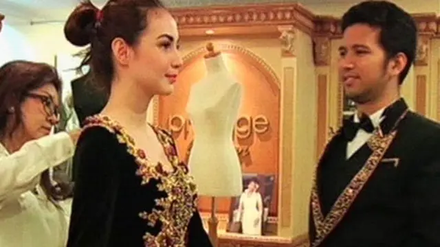 Arumi Bachsin Jajal Busana Keraton Jawa