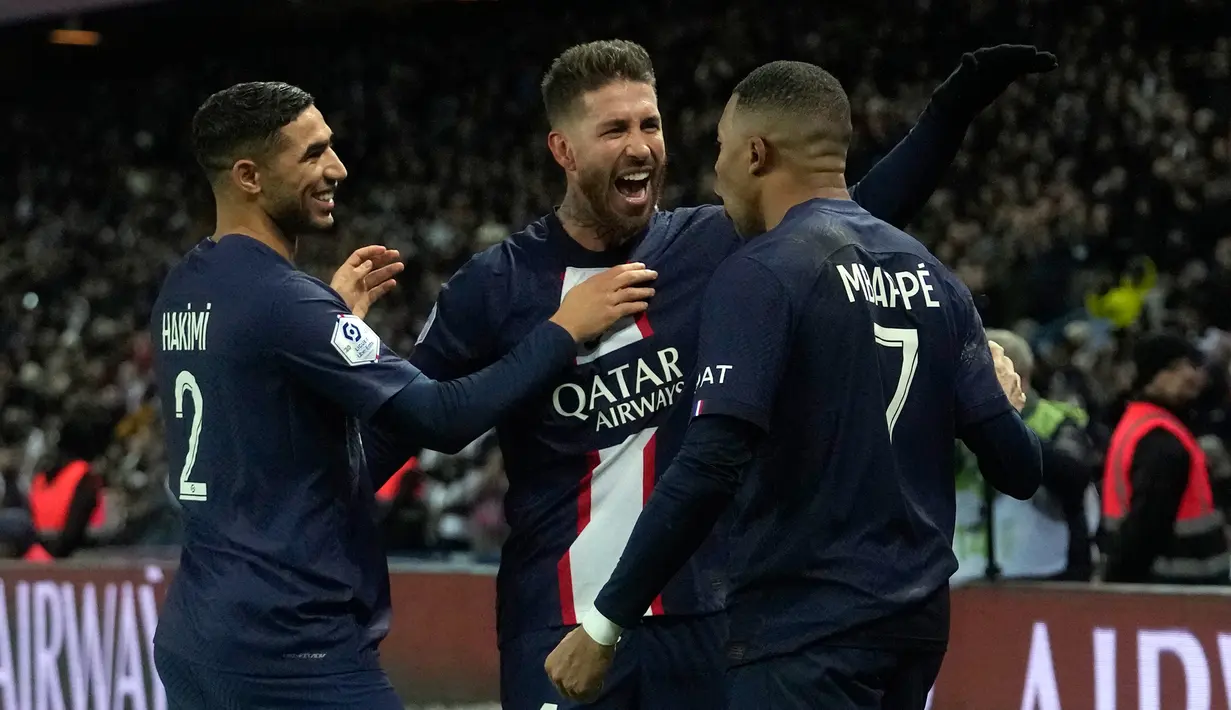 Pemain Paris Saint-Germain (PSG) Kylian Mbappe merayakan dengan rekan satu timnya setelah mencetak gol ke gawang Strasbourg pada pertandingan sepak bola Liga Prancis di Parc des Princes, Paris, Prancis, 28 Desember 2022. PSG mengalahkan Strasbourg dengan skor 2-1. (AP Photo/Thibault Camus)
