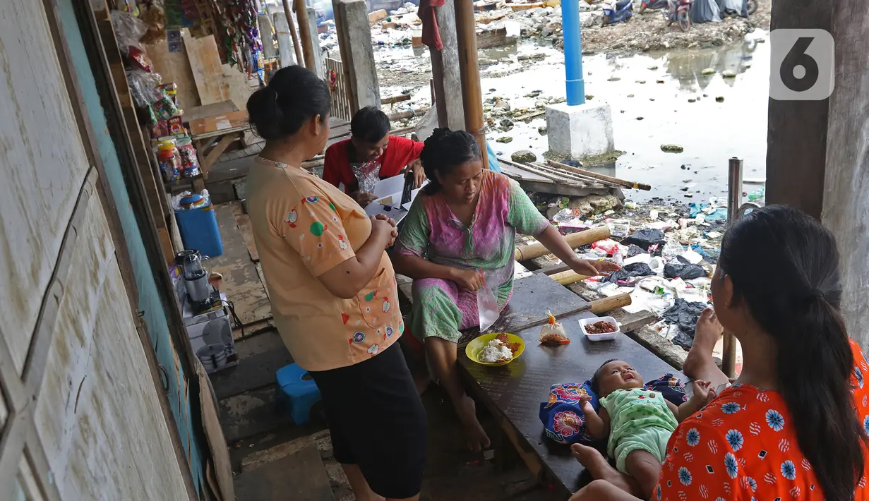 Aktivitas warga di kawasan Kampung Tembok, Muara Angke, Jakarta Utara, Rabu (4/3/2020). Air di pemukiman Kampung Tembok tidak mengalir ke tempat pembuangan.  (Liputan6.com/Herman Zakharia)