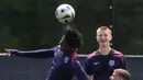 Pemain Timnas Inggris, Kobie Mainoo mengontrol bola saat sesi latihan menjelang laga final Euro 2024 melawan Spanyol di Blankenhain, Jerman, Sabtu (13/07/2024) WIB. (AFP/Adrian Dennis)