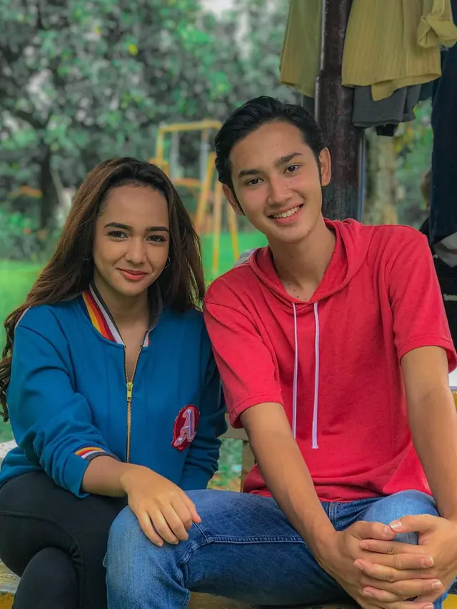 6 Potret Kompak Clay Gribble dan Dianda Sabrina, Main Bareng di Dari Jendela SMP