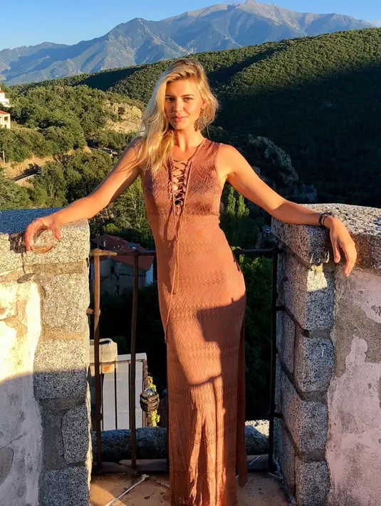 Kelly Rohrbach, Leonardo DiCaprio mengencani model baju renang Sports Illustrated itu saat model tersebut berusia 25 tahun. Terlihat mesra saat di Los Angeles menimbulkan rumor keduanya bertunangan namun ternyata rumor tersebut tidak benar hingga keduanya berpisah pada awal tahun 2016. (Instagram/kellyrohrbach)