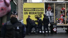 Petugas polisi Prancis saat berada di lokasi di mana para aktivis Greenpeace yang memblokir jalan dengan sebuah trailer saat demonstrasi menentang kebijakan pertanian dan mengecam dampak ekologis dari pertanian industri, di dekat Kementerian Pertanian di Paris, pada tanggal 20 November 2023. (Miguel MEDINA/AFP)