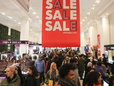 Para calon pembeli mencari barang murah selama Boxing Day di Department stores Selfridges, London, Inggris, Selasa (26/12). Boxing Day merupakan tradisi hari belanja terbesar tahunan yang dirayakan sehari setelah hari Natal. (Daniel LEAL-OLIVAS/AFP)