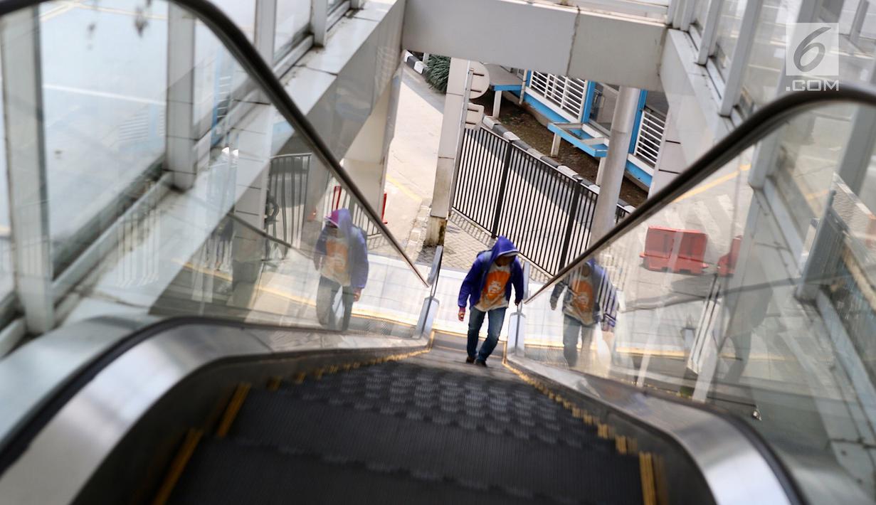 Warga menaiki anak tangga eskalator yang tidak berfungsi di Terminal Manggarai, Jakarta, Jumat (23/3). Kerusakan tersebut menyebabkan aktivitas penumpang terganggu serta mengurangi kenyamanan. (Liputan6.com/Immanuel Antonius)