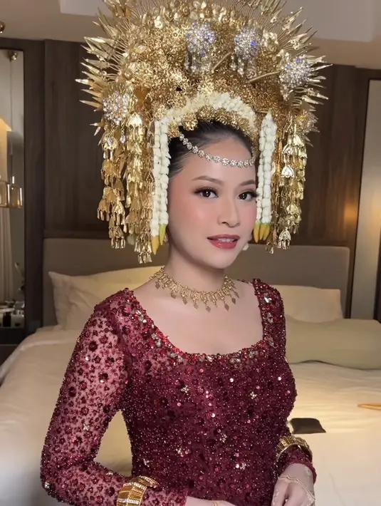 Hanggini pun tampil dengan gaya rambut sanggul dihiasi suntiang dan ronce melati khas pengantin Sumatera. [@fidelhertamakeup]