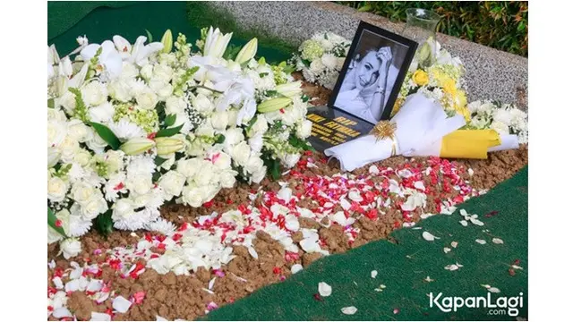 6 Potret Pemakaman Kiki Fatmala yang Digelar Tertutup, Suami Tampak Tegar