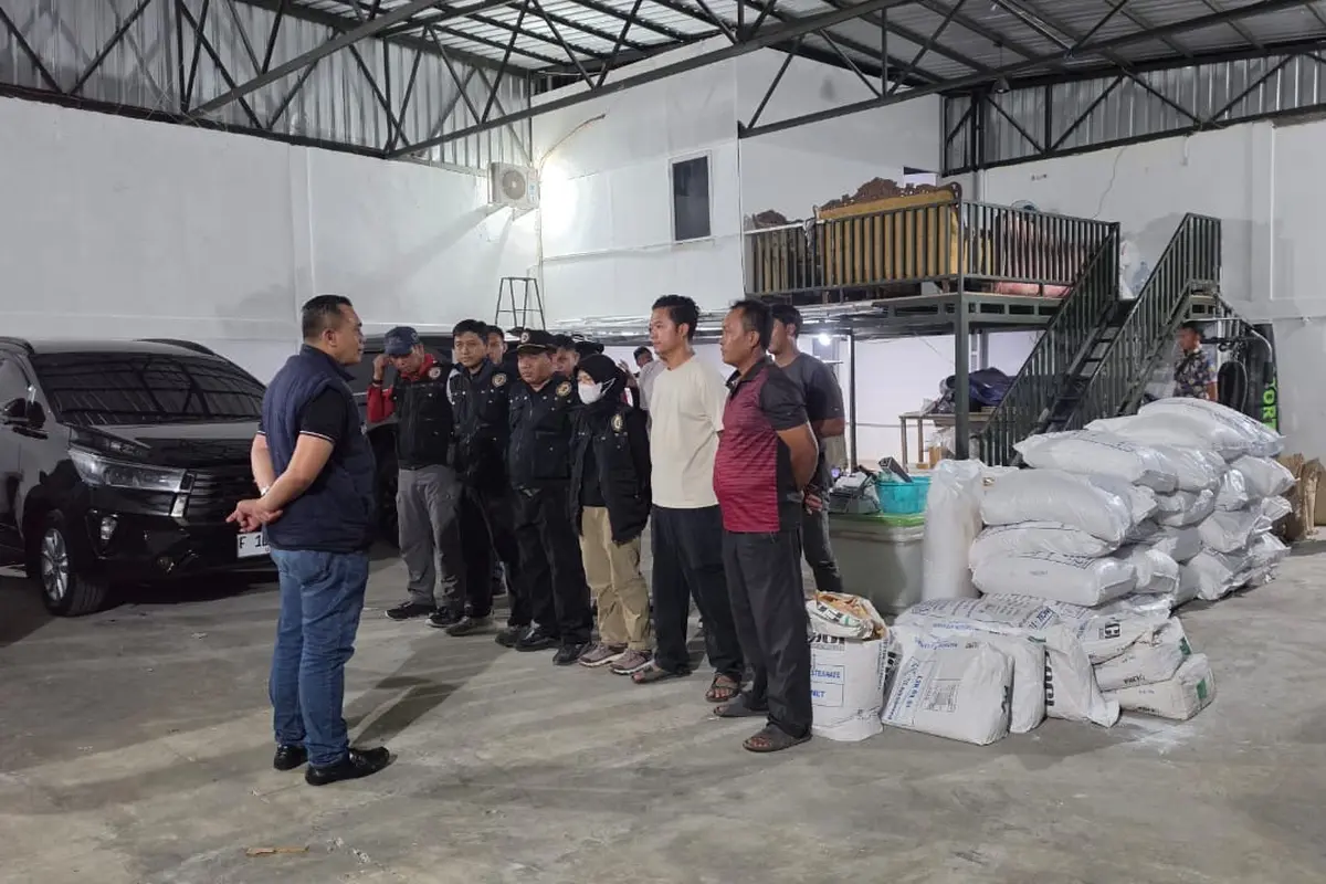 Satresnarkoba Polres Metro Jakarta Barat gerebek pabrik karisoprodol di Semarang.