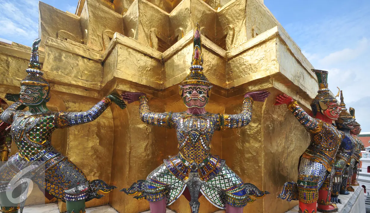 Ukiran patung yang unik menjadi daya tarik tersendiri Grand Palace. Grand Palace merupakan istana dari Ratu Thailand. Foto diambil pada 13 Agustus 2015. (Liputan6.com/Herman Zakharia)